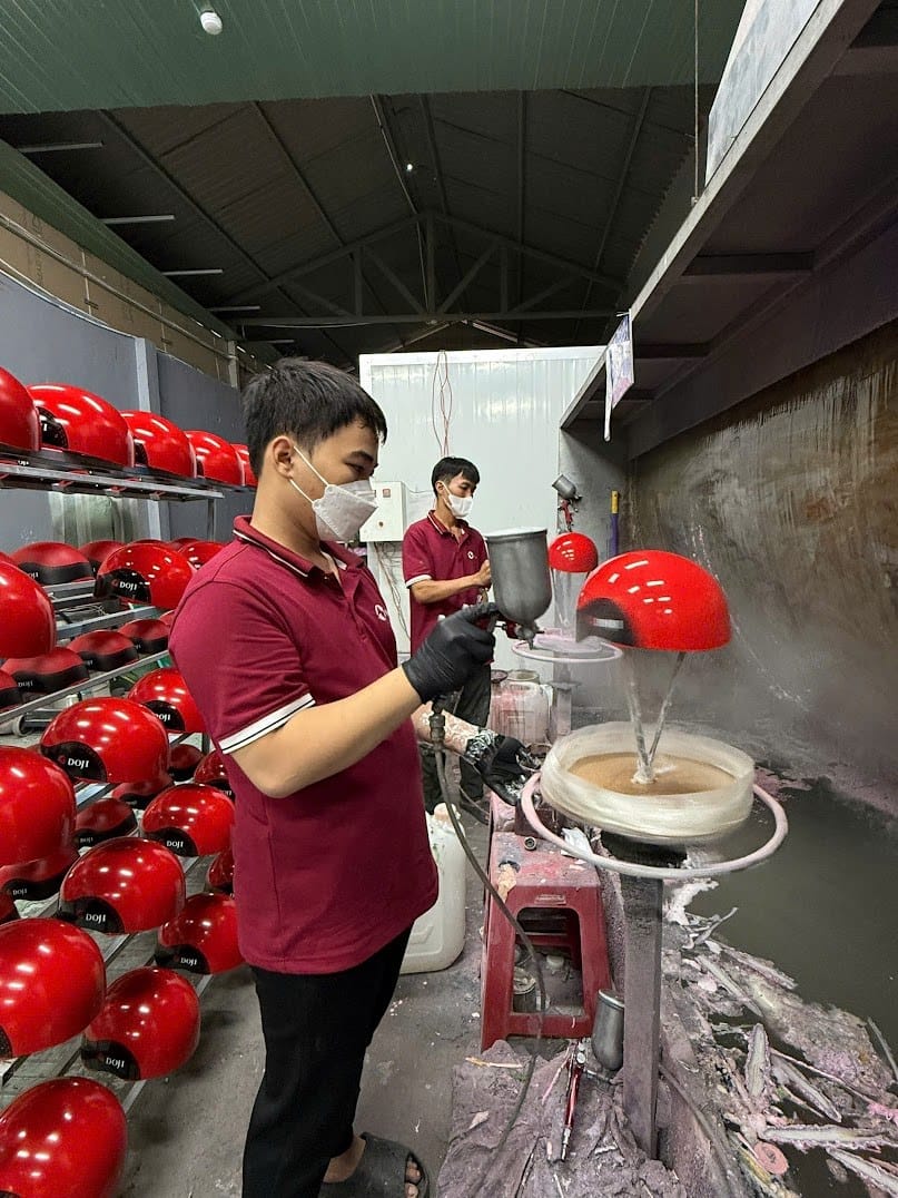 Công đoạn sơn mũ bảo hiểm DOJI tại xưởng sản xuất NORA