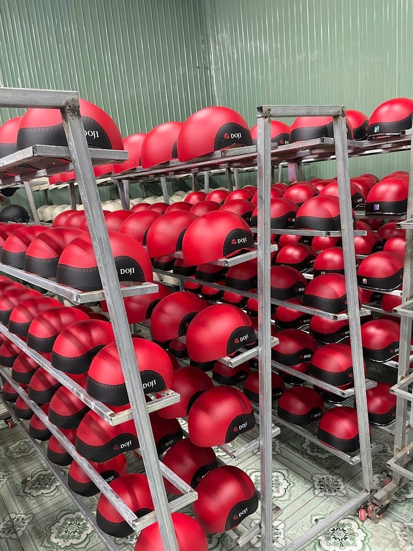 Đơn hàng 5.000 mũ bảo hiểm in logo DOJI tại xưởng NORA